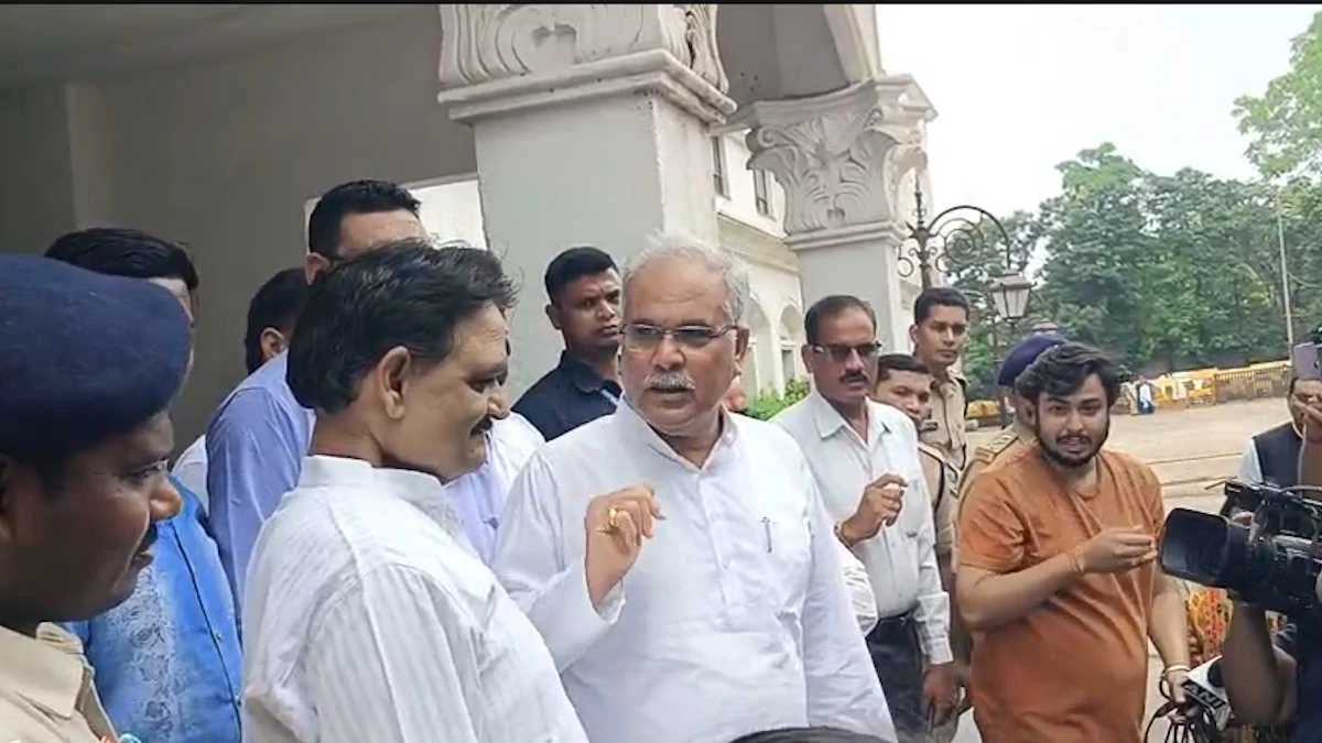 CG Breaking : बेटे चैतन्य से मिलने पूर्व मुख्यमंत्री भूपेश बघेल सपरिवार पहुंचे ईडी कार्यालय..पढ़ें पूरी ख़बर