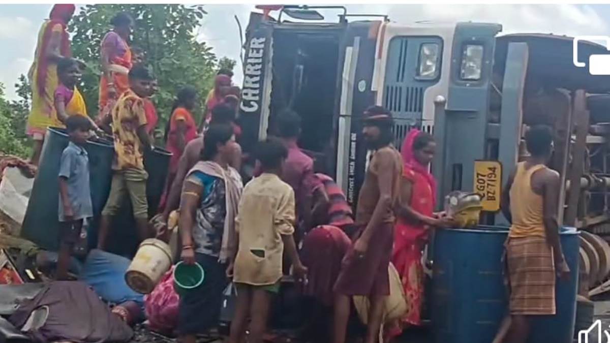 CG Big News : तेल से भरा टैंकर अनियंत्रित होकर पलटा.! बाल्टी-ड्रम लेकर लूटने उमड़ी लोगों की भीड़..पढ़ें पूरी ख़बर