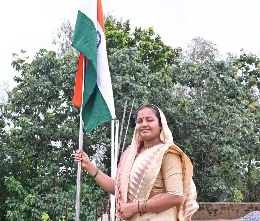 CG Breaking : हर घर तिरंगा अभियान.! मंत्री लक्ष्मी राजवाड़े ने निज निवास पर फहराया तिरंगा..पढ़ें पूरी ख़बर