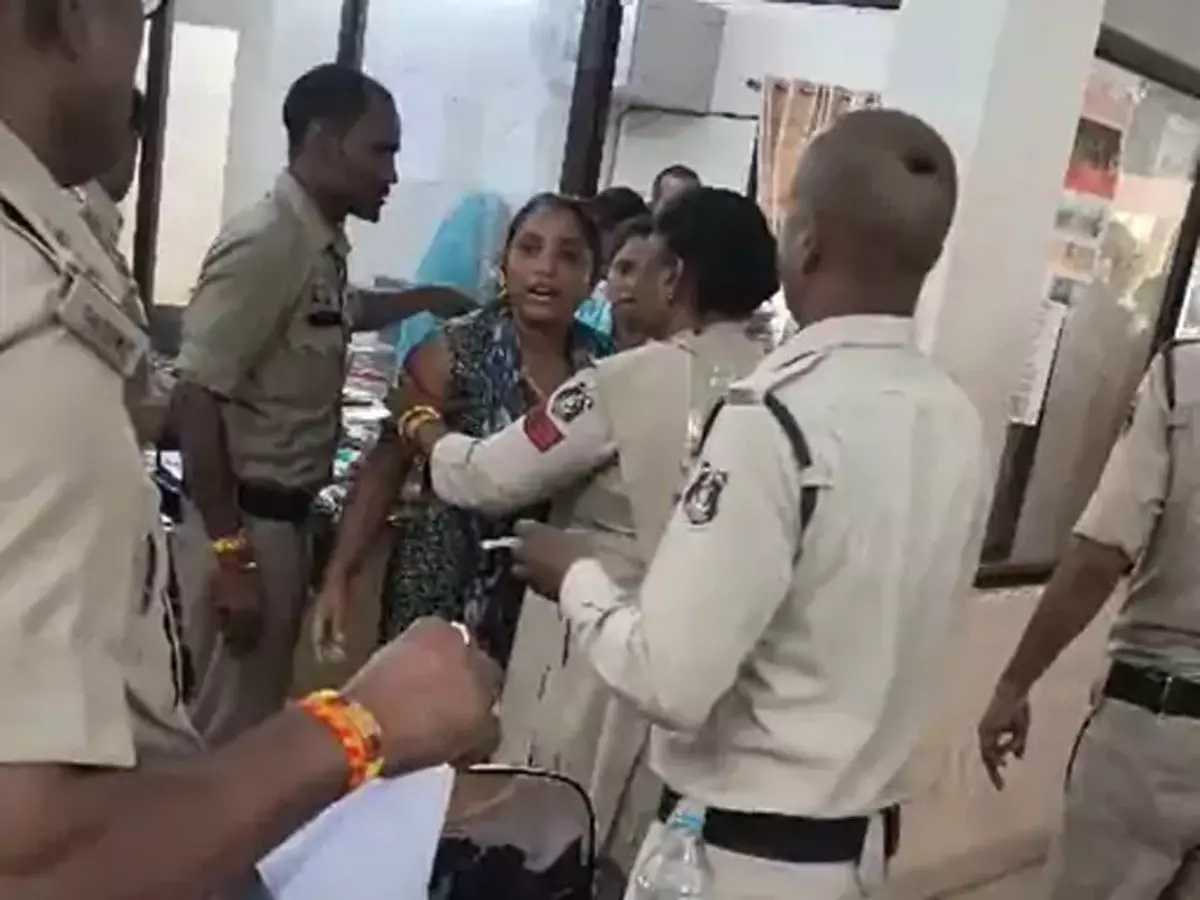 CG News : पत्नी की हाई वोल्टेज ड्रामा.! पति की गिरफ्तारी पर थाने में पेट्रोल डालकर आत्महत्या करने की दी धमकी..पढ़ें पूरी ख़बर