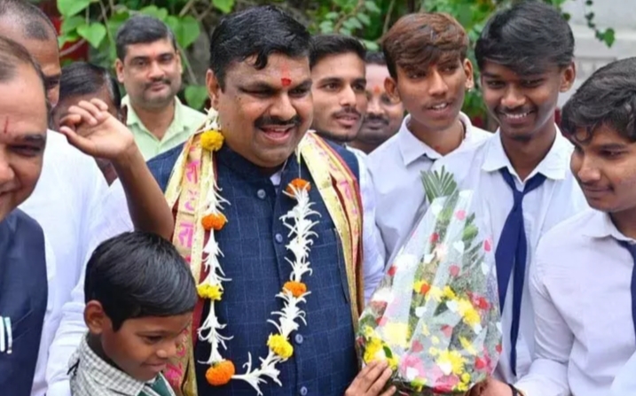 CG Breaking : कैबिनेट मंत्री गजेंद्र यादव ने दूधाधारी मंदिर में किए श्रीराम दरबार के दर्शन..राज्यवासियों के सुख, समृद्धि और मंगल की कामना की..पढ़ें पूरी ख़बर