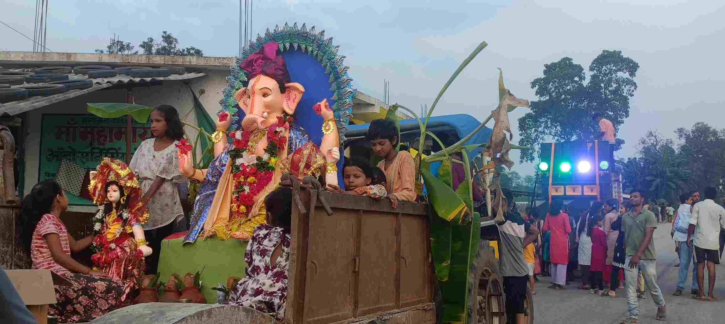 भक्तों ने ढोल-नगाड़ों के साथ बप्पा को दी विदाई, धूमधाम से किया गया गणपति विसर्जन