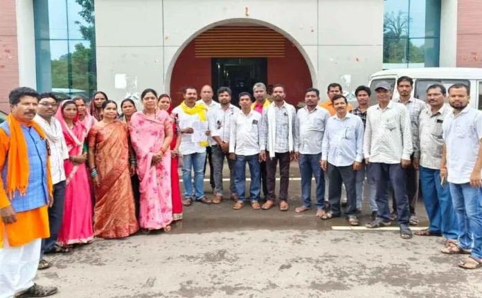 CG Big News : सरपंचों ने प्रशासन पर  लगाया उपेक्षा का आरोप, कहा - पंचायतों के छोटे काम ठेकेदार को दे रहे, मजदूर पलायन मजबूर..पढ़ें पूरी ख़बर