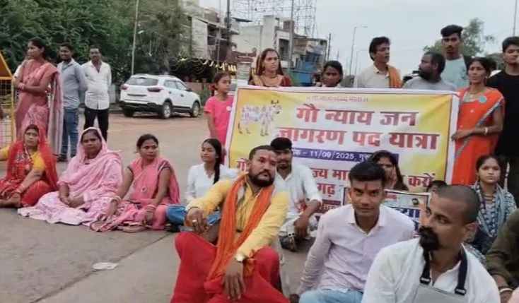 CG Big News : गौ माता को &lsquo;राजमाता&rsquo; का दर्जा दिलाने को लेकर जोरदार प्रदर्शन..गौ रक्षकों ने हाइवे पर किया चक्का जाम..पढ़ें पूरी ख़बर