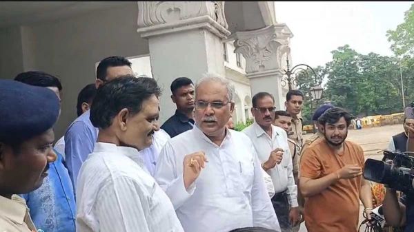 CG Breaking : बेटे चैतन्य से मिलने पूर्व मुख्यमंत्री भूपेश बघेल सपरिवार पहुंचे ईडी कार्यालय..पढ़ें पूरी ख़बर