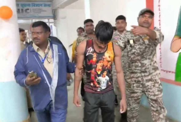 मचा हड़कंप.! आवास नहीं मिलने से परेशान युवक पेट्रोल छिड़ककर कलेक्ट्रेट के सामने आत्मदाह का किया प्रयास..पढ़ें पूरी ख़बर