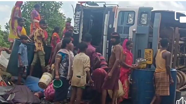 CG Big News : तेल से भरा टैंकर अनियंत्रित होकर पलटा.! बाल्टी-ड्रम लेकर लूटने उमड़ी लोगों की भीड़..पढ़ें पूरी ख़बर