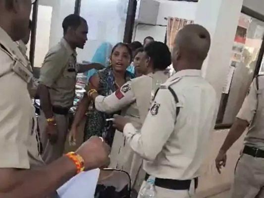 CG News : पत्नी की हाई वोल्टेज ड्रामा.! पति की गिरफ्तारी पर थाने में पेट्रोल डालकर आत्महत्या करने की दी धमकी..पढ़ें पूरी ख़बर