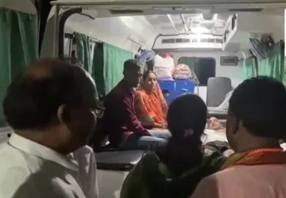 CG Big News : मंत्री लक्ष्मी राजवाड़े और विधायक भूलन सिंह ने इच्छामृत्यु मांगने वाले मंडल महामंत्री के घर पहुंचकर की मुलाकात..बेहतर इलाज के लिए रायपुर रेफ़र..पढ़ें पूरी ख़बर