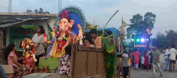 भक्तों ने ढोल-नगाड़ों के साथ बप्पा को दी विदाई, धूमधाम से किया गया गणपति विसर्जन