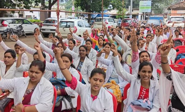 CG Big News : 32 दिनों से जारी अनिश्चितकालीन हड़ताल स्थगित..प्रदेश स्वास्थ्य मितानिनों के वेतन में 50% राशि वृद्धि को मिली मंजूरी..पढ़ें पूरी ख़बर