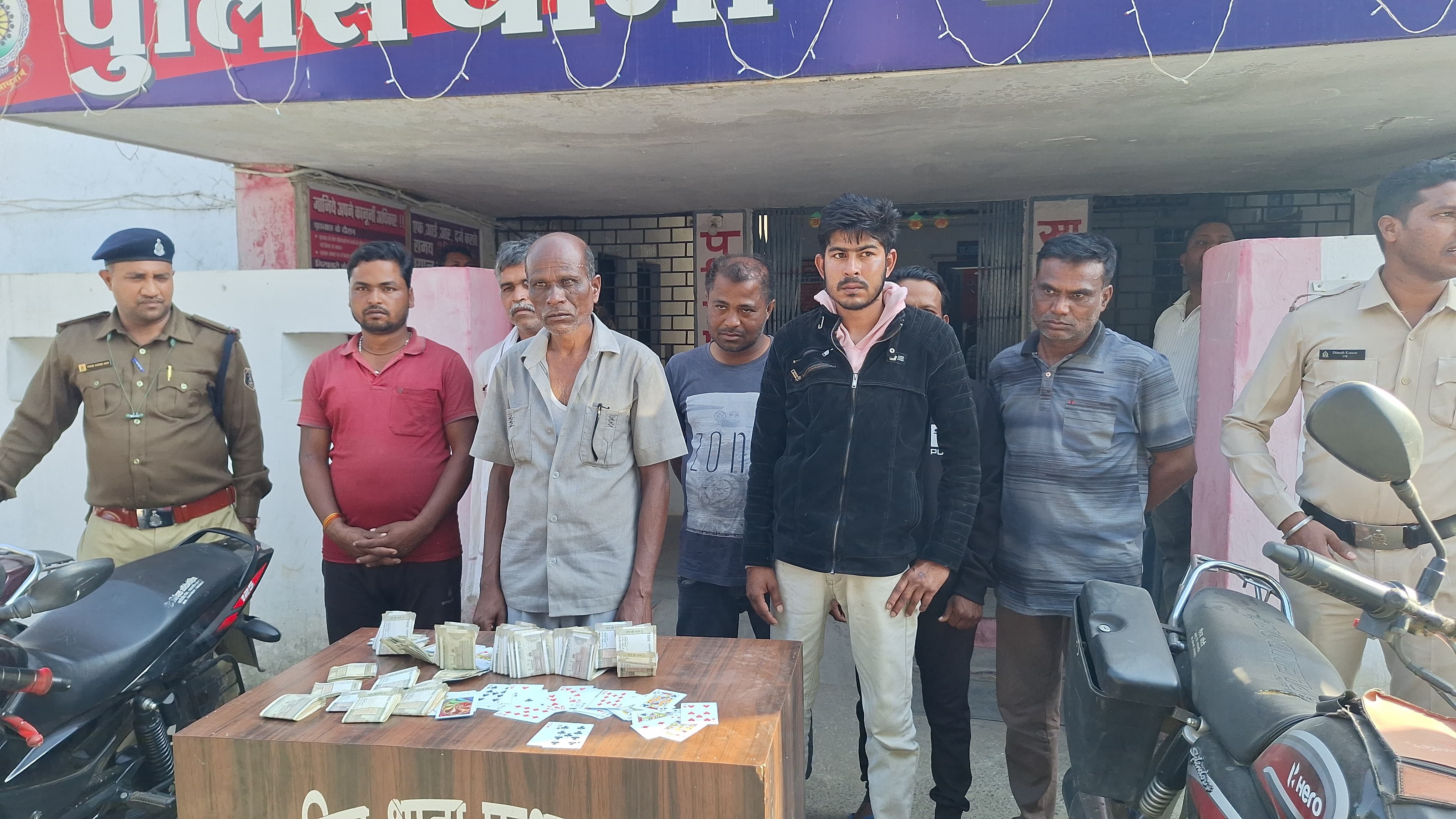 जुआ खेलते एक लाख से अधिक नगदी बरामद :&nbsp; जशपुर पुलिस की बड़ी कार्यवाही जान की फरवाह न करते हुए बेलडेगी जंगल में जुआ खेलते 7 आरोपियों को किया गिरफ्तार&nbsp;