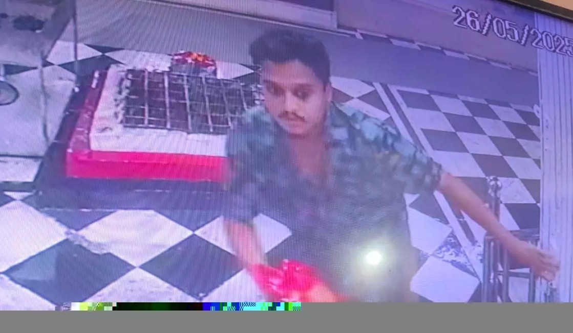 CG Crime : महामाया मंदिर में चोरी की कोशिश नाकाम..पुजारी की सतर्कता से टली वारदात..पढ़ें पूरी खबर