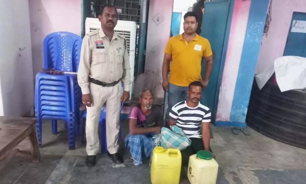 CG Crime : 25 लीटर महुआ शराब बरामद..बिक्री करते हुए दो आरोपी गिरफ्तार..पढ़ें पूरी समाचार