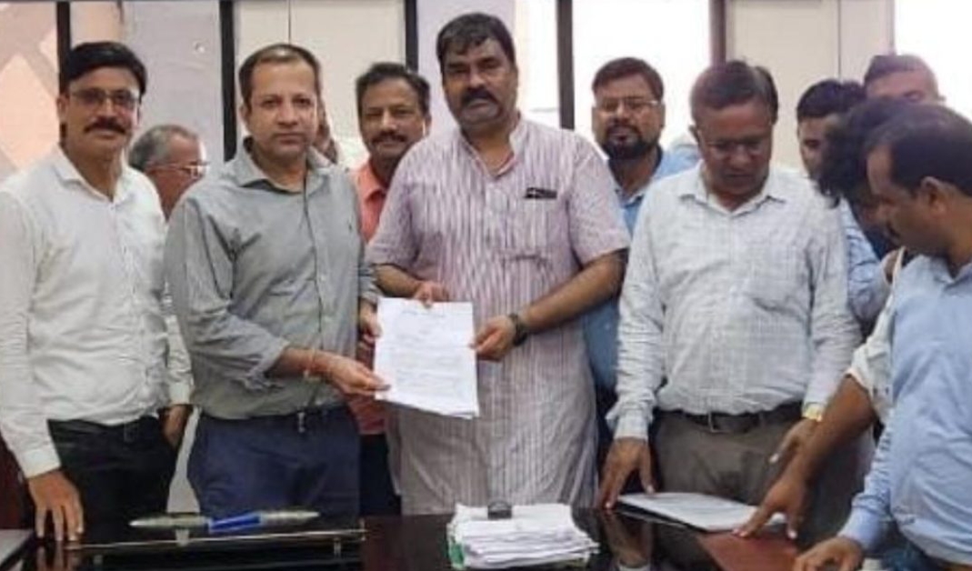 CG Breaking : युक्तियुक्तकरण के विरोध में शिक्षकों ने किया मंत्रालय का घेराव..दो दिन में मांग पूरी नहीं हुई तो हड़ताल की चेतावनी..पढ़ें पूरी खबर