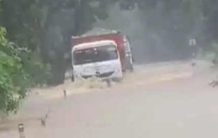 CG News : उफान पर लगातार बारिश से नदी नाले.! कोयला लोड ट्रक नाले में बहा..ड्राइवर की लापरवाही..पढ़ें पूरी खबर