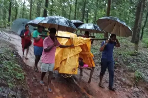 CG News : सड़कविहीन गांव.! खाट के सहारे मरीज को 7 किमी एम्बुलेंस तक ले जाने को मजबूर परिजन..पढ़ें पूरी ख़बर