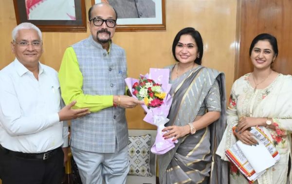 CG Breaking :  राज्यपाल डेका से छत्तीसगढ़ राज्य केश शिल्प कल्याण बोर्ड की अध्यक्ष ने की भेंट..पढ़ें पूरी खबर