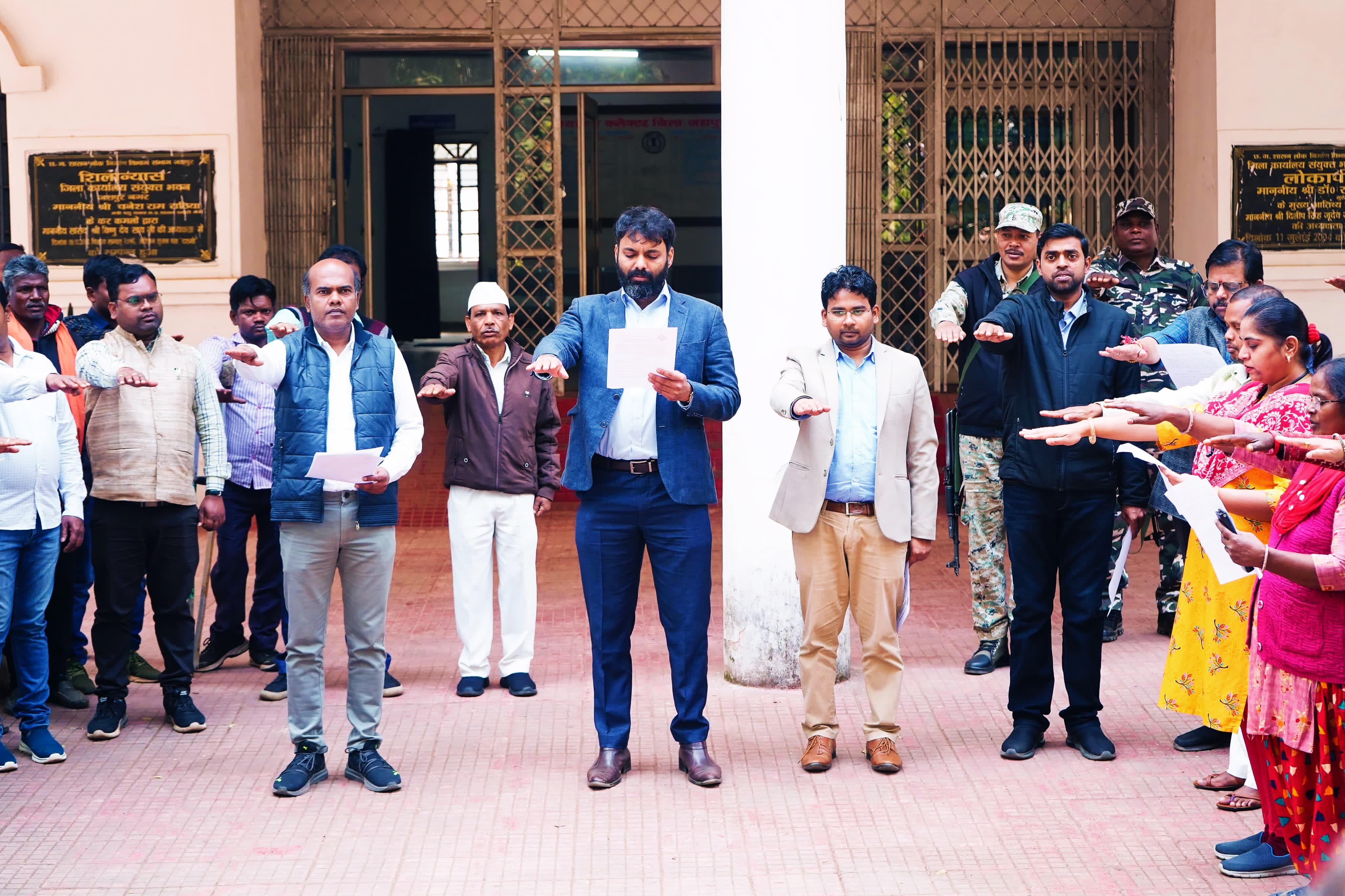 राष्ट्रीय मतदाता दिवस पर कलेक्टर रोहित व्यास ने शासकीय कार्यालयों में अधिकारियों और कर्मचारियों&nbsp; को दिलाई&nbsp; मतदान की शपथ