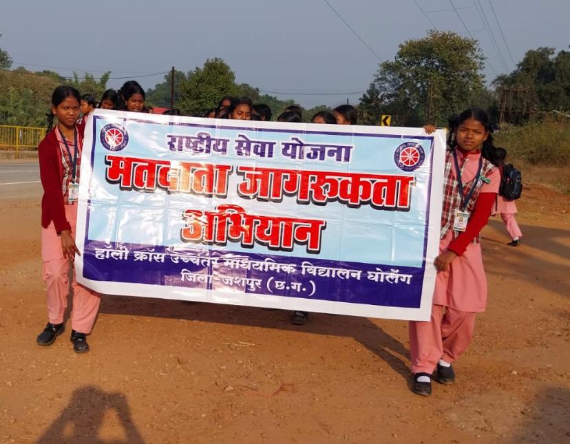 होली क्रॉस कन्या विद्यालय घोलेंग,एवं महारानी लक्ष्मी बाई कन्या विद्यालय की&nbsp;छात्राओं ने जाबो कार्यक्रम के तहत निकाली मतदाता जागरूकता रैली