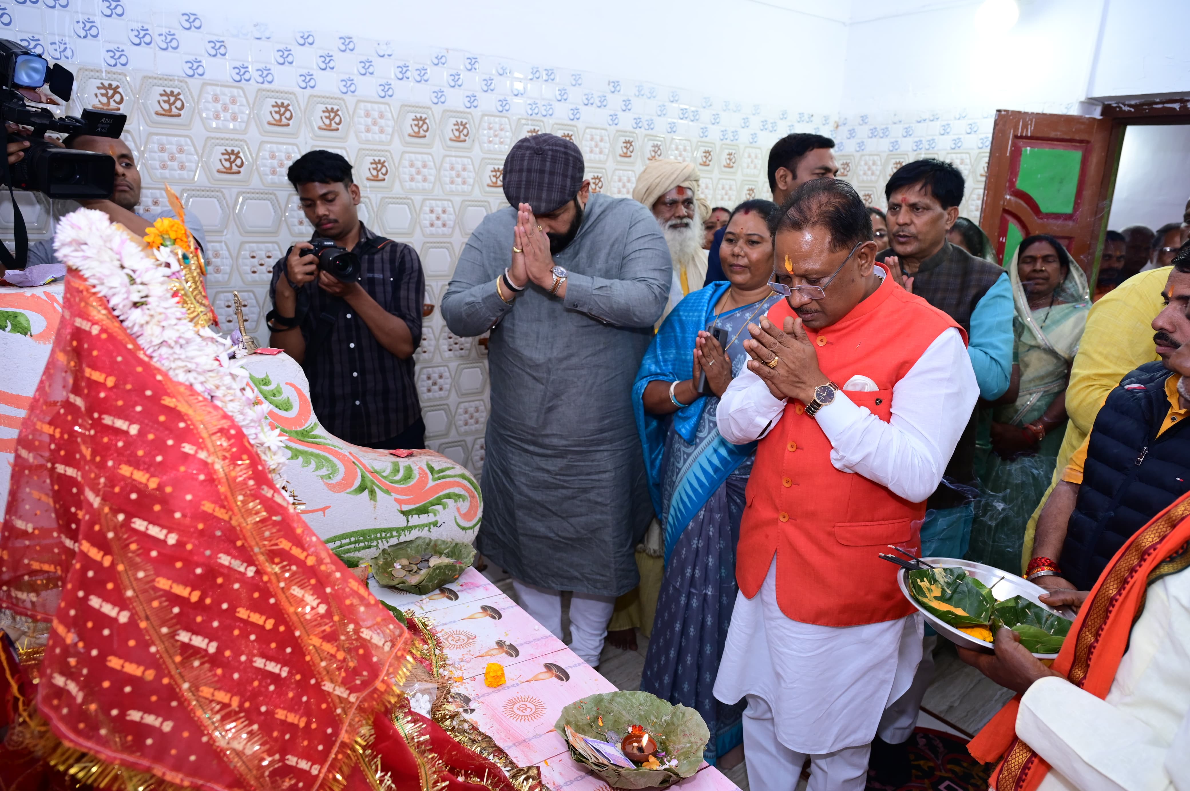 मुख्यमंत्री श्री विष्णुदेव साय बसन्त पंचमी के अवसर पर दुलदुला डेवाडेलंगी में मां शारदा धाम पहुंच कर सरस्वती मंदिर में पूजा अर्चना कर प्रदेशवासियों की सुख समृद्धि और खुशहाली की कामना की