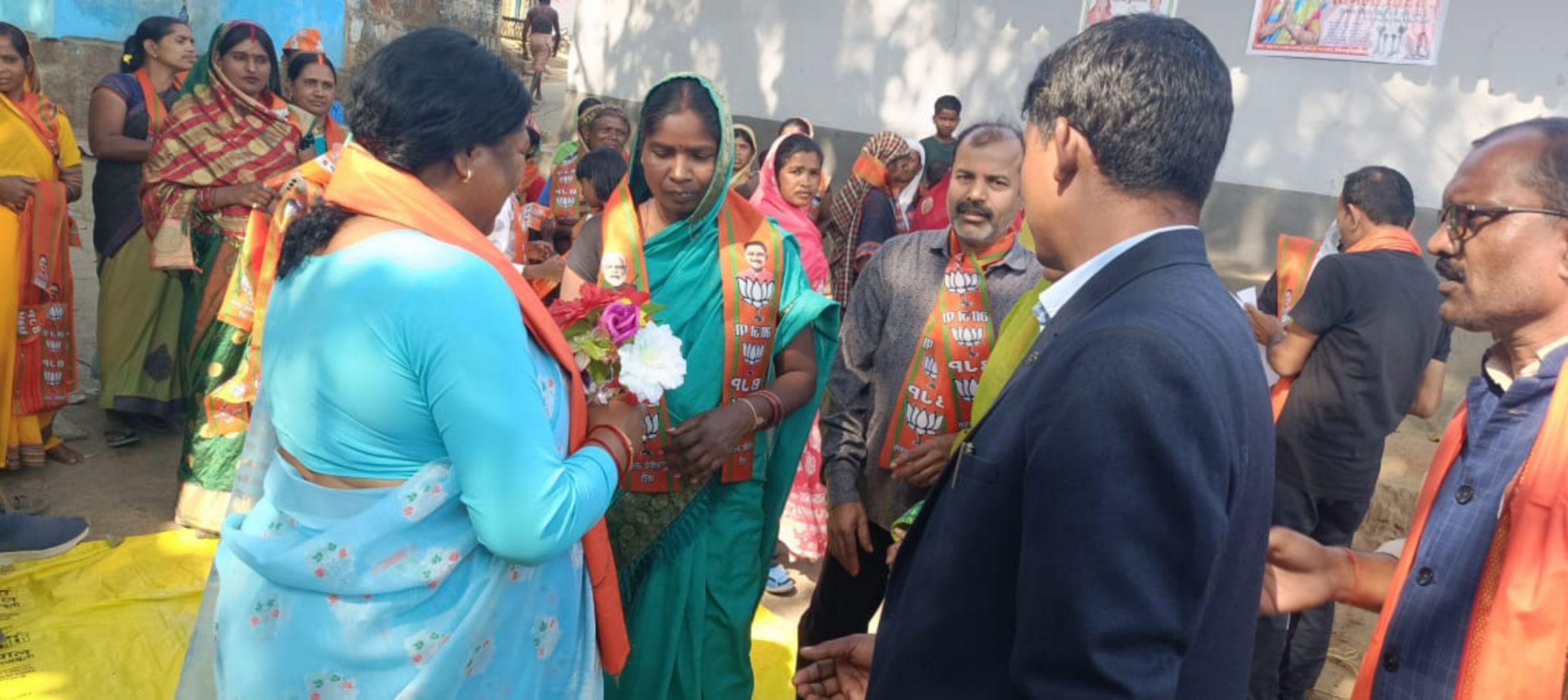 विधायक श्रीमती रायमुनी भगत ने बगीचा नगर पंचायत के वार्डों में चुनाव कार्यलय का उद्दघाटन कर मोर्चा संभाला,जीत के लिए सभी कार्यकर्ता अपनी पूरी ताकत झोंक दें