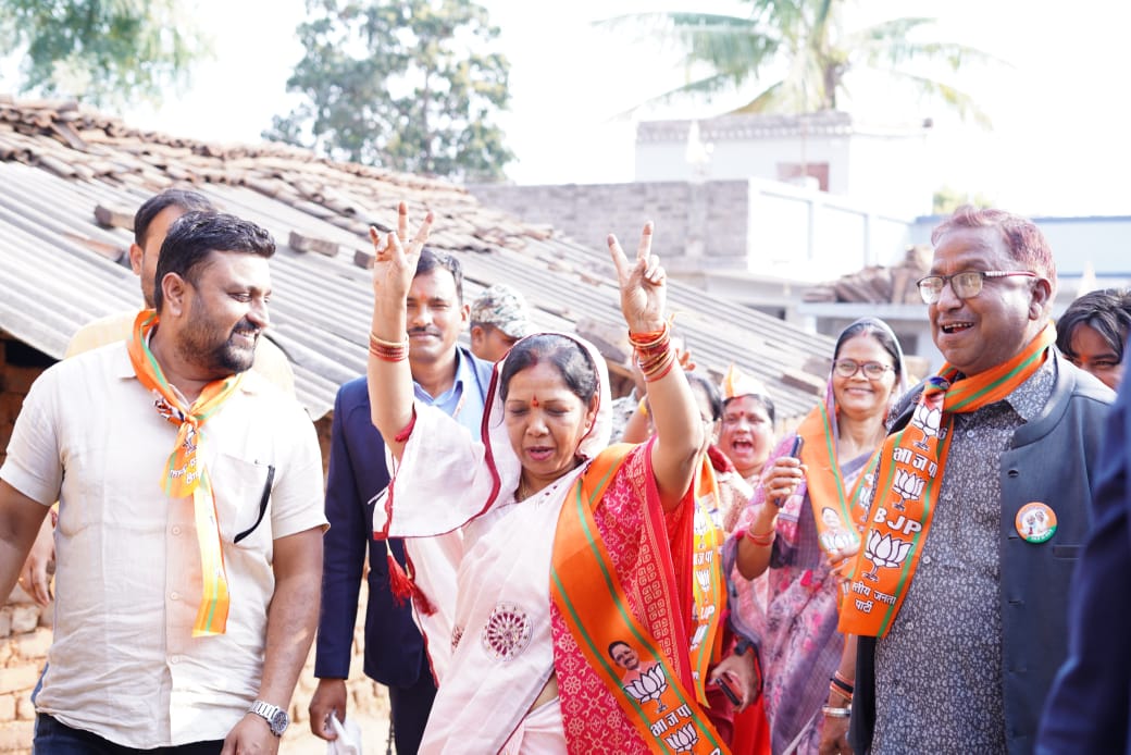 मुख्यमंत्री की धर्मपत्नी कौशल्या साय ने सम्हाली नगर पंचायत कुनकुरी में प्रचार की कमान,प्रदेश सरकार की उपलब्धयो और भावी योजना पर मांग रही हैँ भाजपा के पक्ष में समर्थन