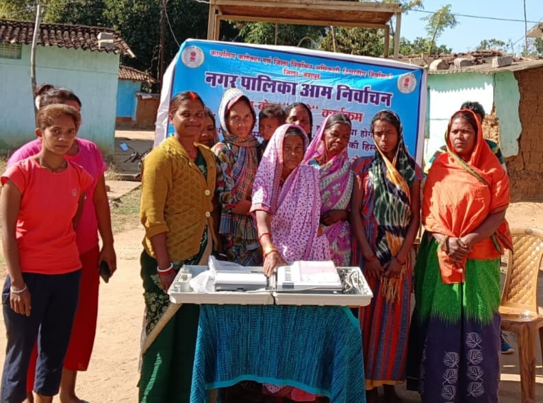 मतदान जागरूकता अभियान के तहत ई .व्ही .एम. के माध्यम से अपने मताधिकार का उपयोग करने के लिए किया जा रहा है प्रोत्साहित&nbsp;