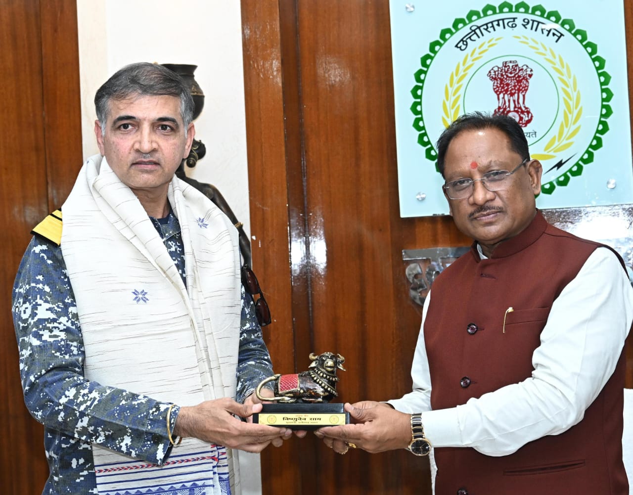 मुख्यमंत्री से मिल&nbsp; सैन्य अधिकारी ने छत्तीसगढ़ यात्रा को बताया अविस्मरणीय,प्रदेश की सांस्कृतिक विरासत और जनकल्याणकारी योजनाओं से हुए प्रभावित&nbsp;