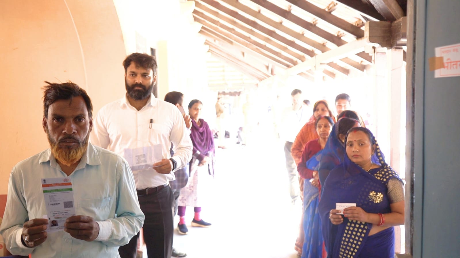 लोकतंत्र का उत्सव:बूथों में लंबी लाइन,कलेक्टर ने कतार में लग कर डाला वोट,साथ ही व्यस्थाओं का लिया जाएजा, मतदाताओं की सुविधा का ध्यान रखने दिए निर्देश