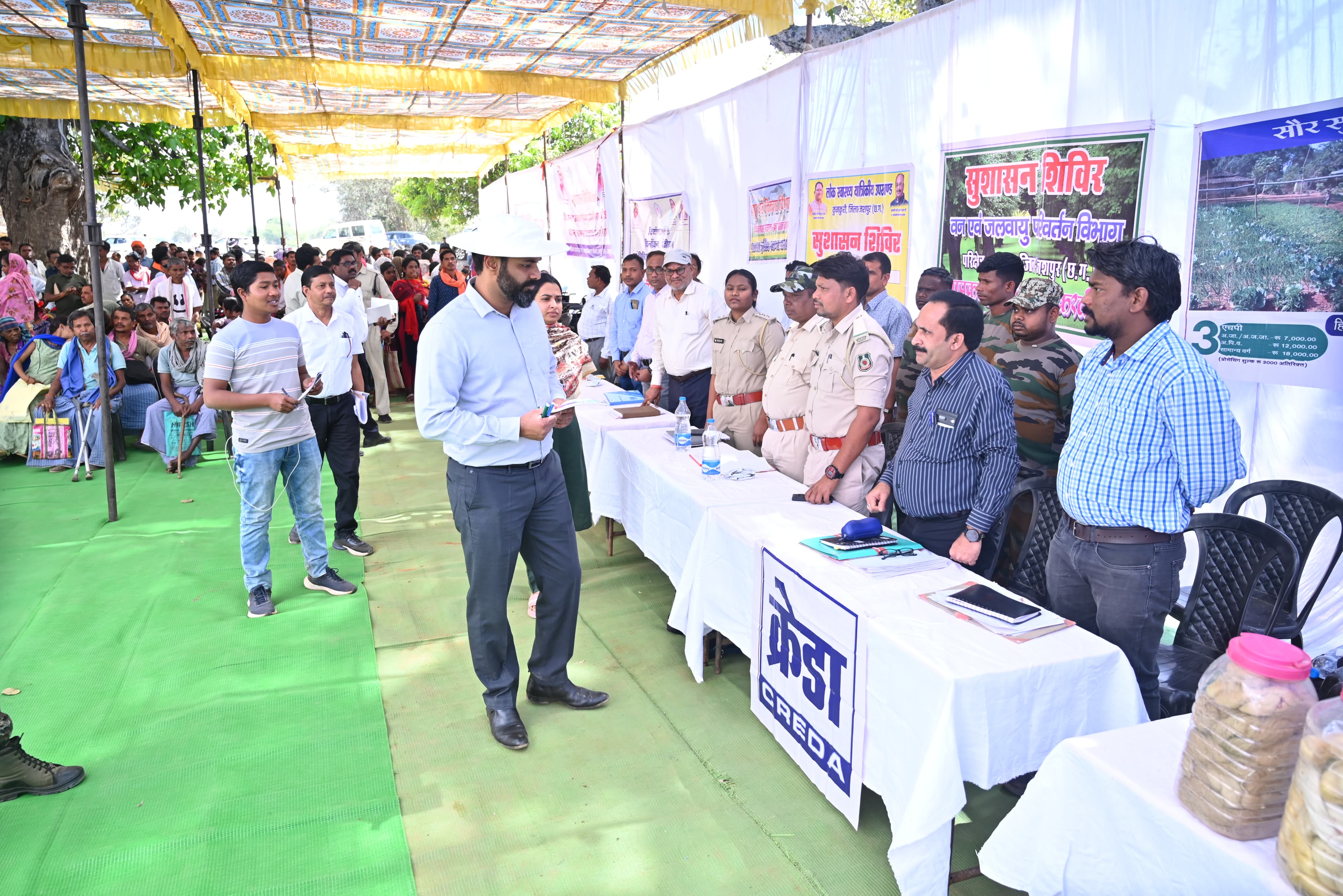 सुशासन शिविर : दूरस्थ अंचलों के गांव तक प्रशासन&nbsp; शिविर लगा कर लोगों की समस्याओं का कर रहा है&nbsp; निराकरण लाभार्थियों को किया गया सामग्री वितरण