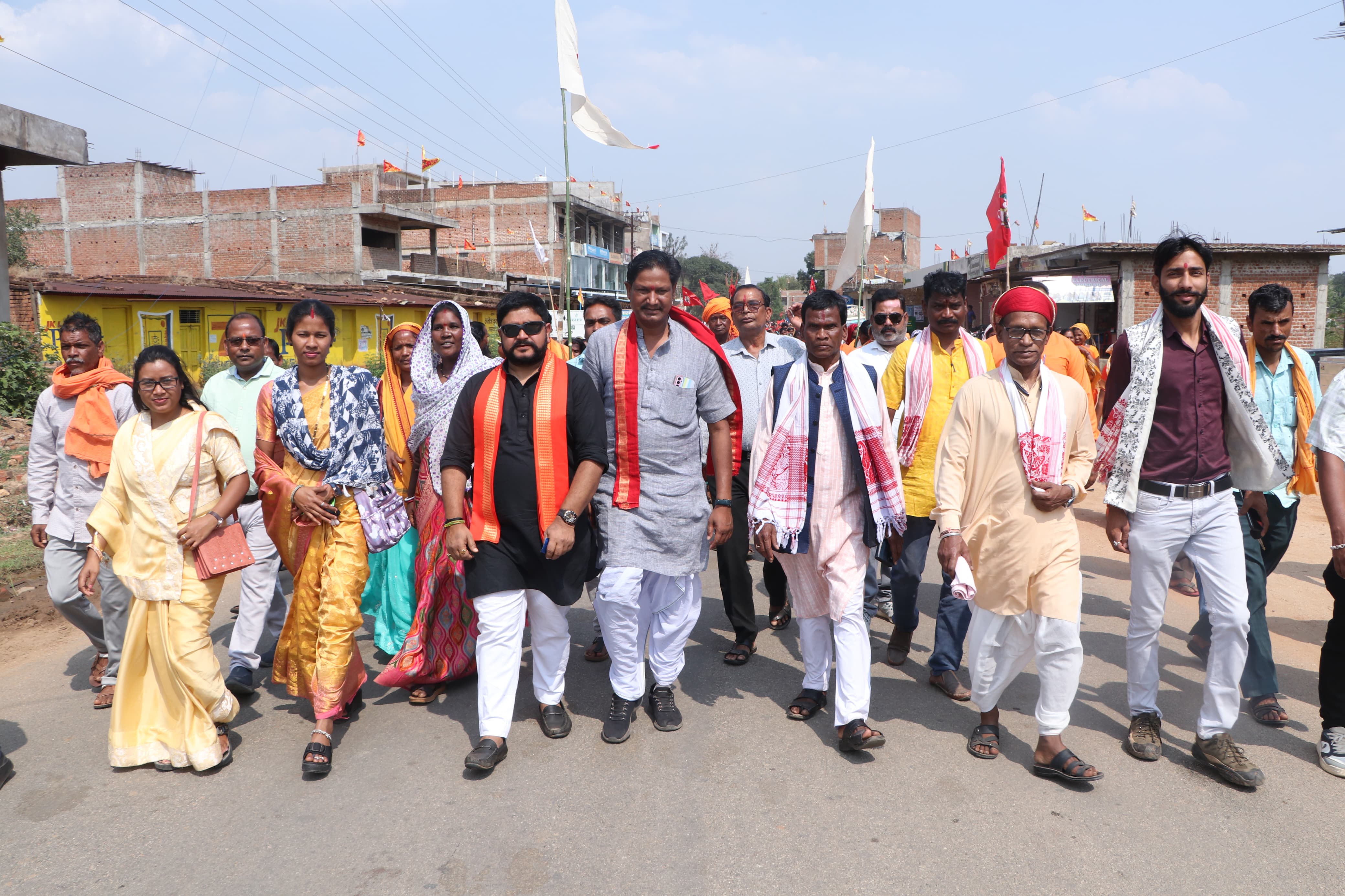 सरहुल पूजा मे उमड़े क्षेत्र भर के आदिवासी वनवासी,विशाल रैली निकालकर बैगाओं तथा संस्थाओं के प्रमुखों द्वारा महादेव,पार्वती प्रकृति की पूजा कर क्षेत्र वासियों के लिए खुशहाली की मांगी गई कामना