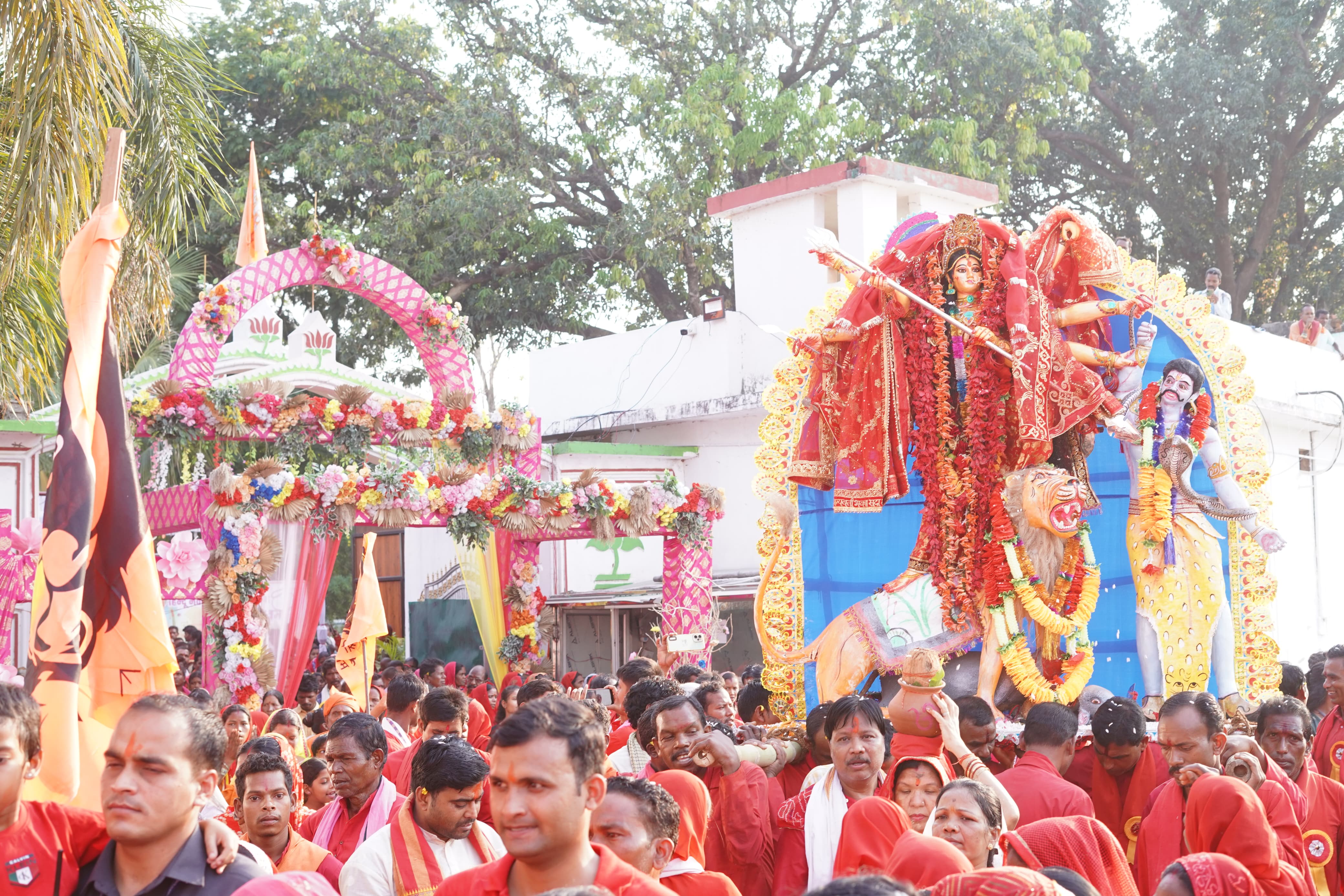 रामनवमी महायज्ञ बगिया में धूमधाम से हुआ सम्पन्न,नम आंखों से श्रद्धालुओं ने किया मां दुर्गा की प्रतिमा का विसर्जन,शोभायात्रा में उमड़े लोग