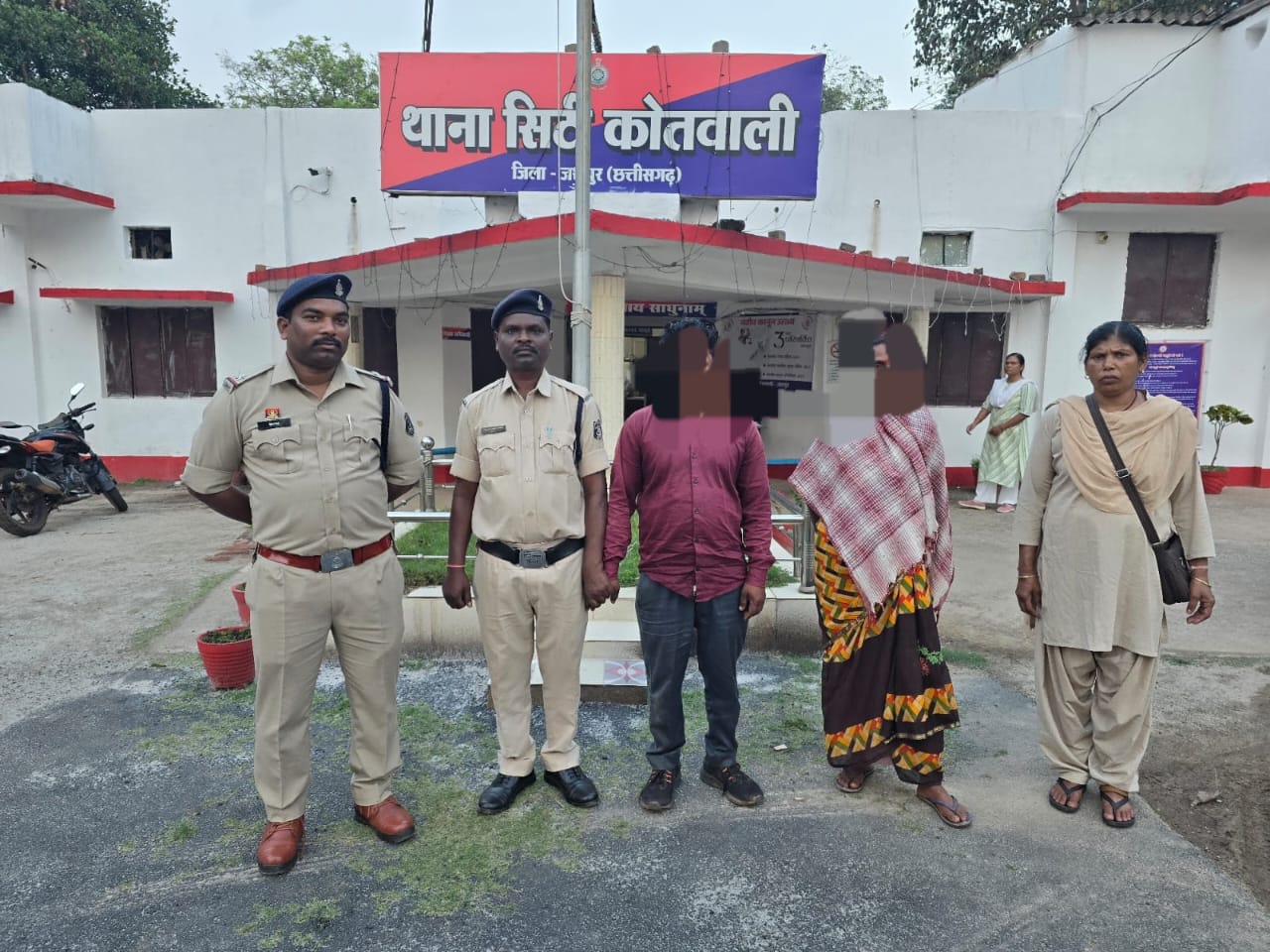 नाबालिक से दुष्कर्म के मामले में एक आरोपी सहित पीड़िता की बड़ी मां को पुलिस ने किया गिरफ्तार,बड़ी मां दुष्कर्म के पश्चात कर रही थी आरोपी का समर्थन