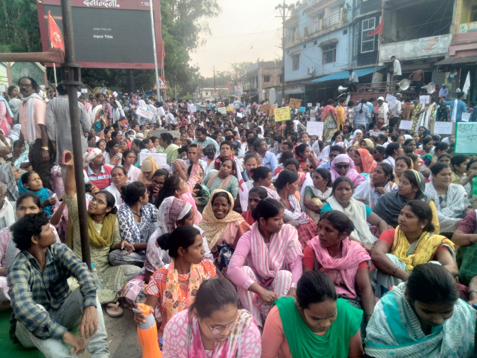 प्राचार्य के खिलाफ एफआईआर के विरूद्व सोमवार को उतरा मसीही समाज,एस डी एम को सौंपा ज्ञापन