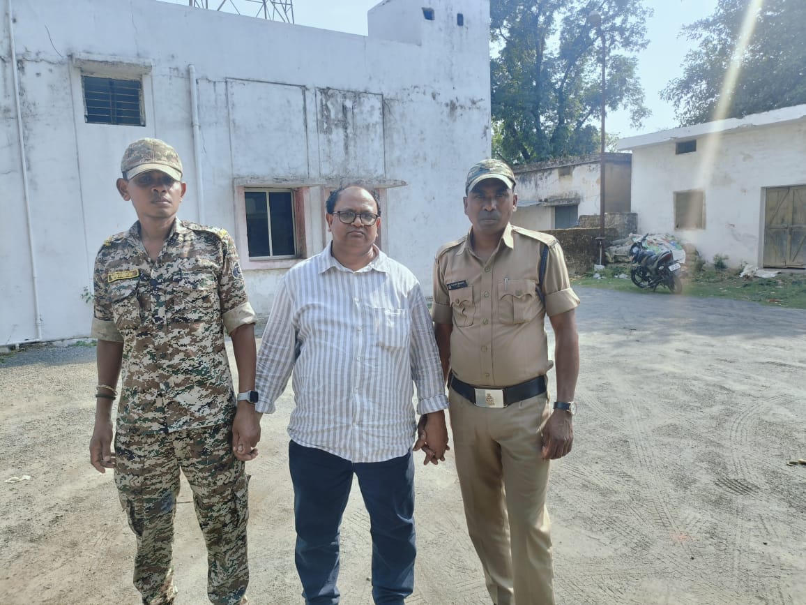 धोखाधड़ी में आठ साल से फ़रार आरोपी बैंक मैनेजर को औरंगाबाद महाराष्ट्र से ढूंढ लाई जशपुर पुलिस