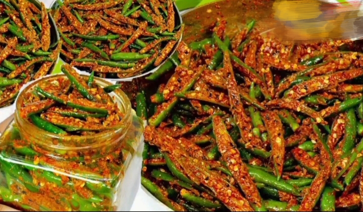 Mirchi Achar Recipe : झटपट ऐसे बनाएं मिर्च का आचार...मांग-मांग कर खाएंगे पड़ोसी...रेसिपी पूछने के लिए पकड़ेंगे पैर