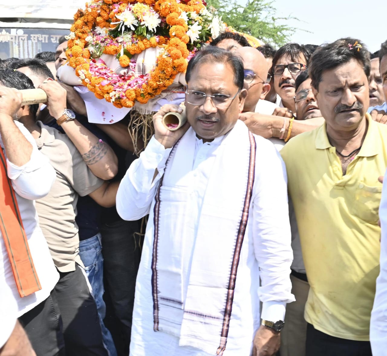 &ldquo;आतंकवादियों की कायराना हरकत देश की आत्मा पर चोट..... प्रदेश ने अपना बेटा खोया&rdquo;: मुख्यमंत्री साय ने आतंकी हमले में दिवंगत श्री दिनेश मिरानिया के अंतिम संस्कार में शामिल होकर दी श्रद्धांजलि