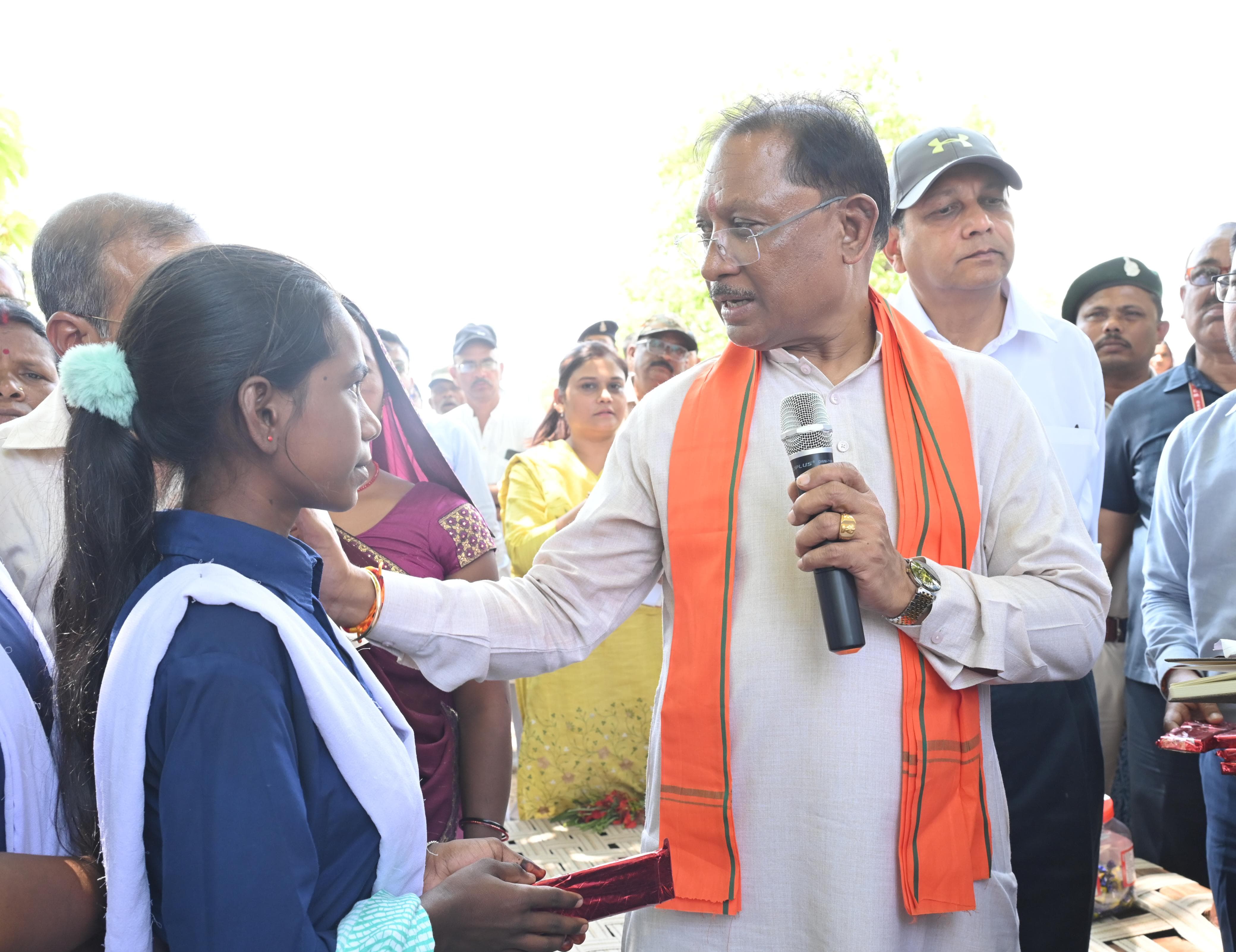 मध्यप्रदेश की सीमा से लगे माथमौर में मुख्यमंत्री का हेलीकॉप्टर उतरा,बैगा समुदाय की बिटिया ने किया टॉप, मुख्यमंत्री से की मुलाकात