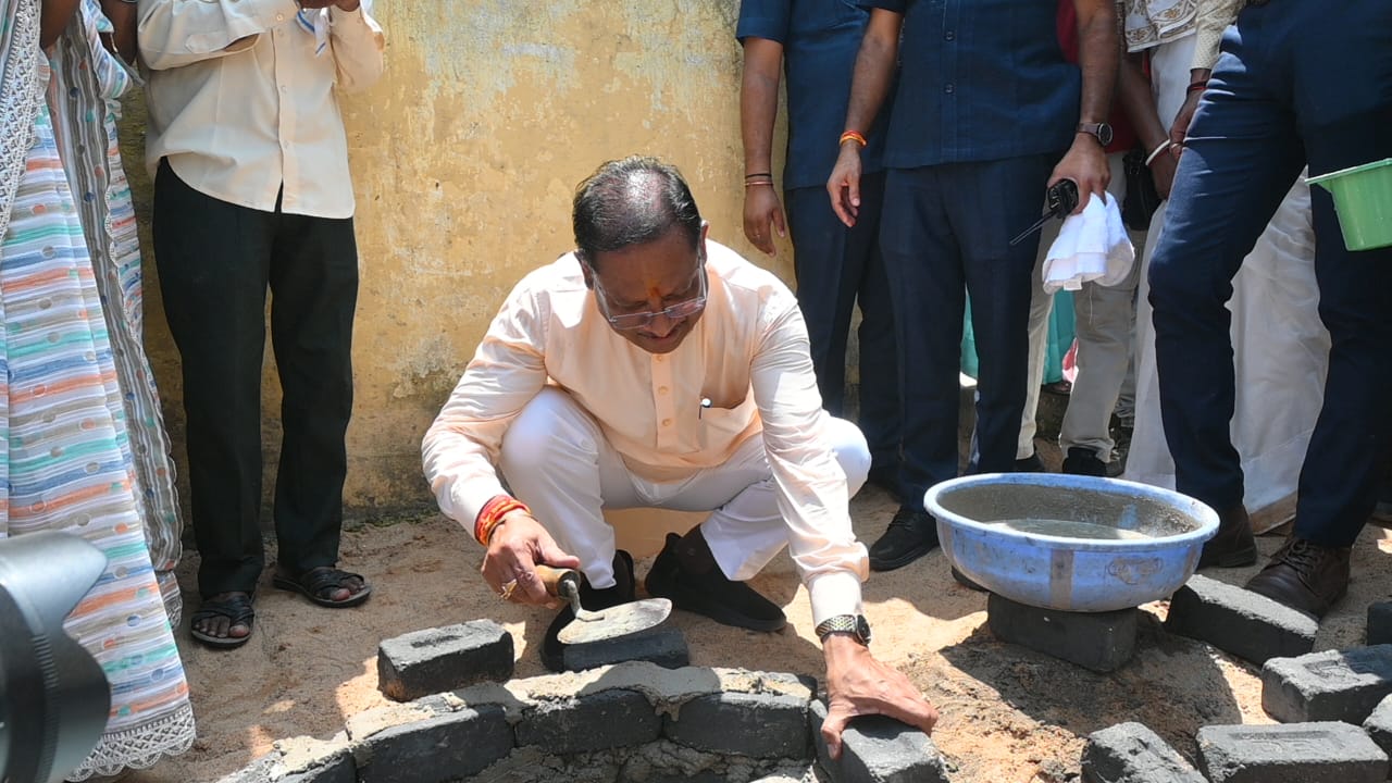 मुख्यमंत्री ने राज मिस्त्री बन सोखता गड्ढा के लिए की ईट जोड़ाई का किया कार्य....जल संकट से बचने इस तरह के प्रयास जरुरी&nbsp;