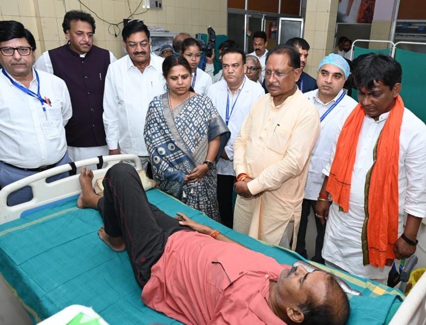 जिला अस्पताल का मुख्यमंत्री ने किया औचक निरीक्षण: अस्पताल की व्यवस्थाओं का लिया जायजा&nbsp; मरीजों से की आत्मीय बातचीत कर जाना हाल