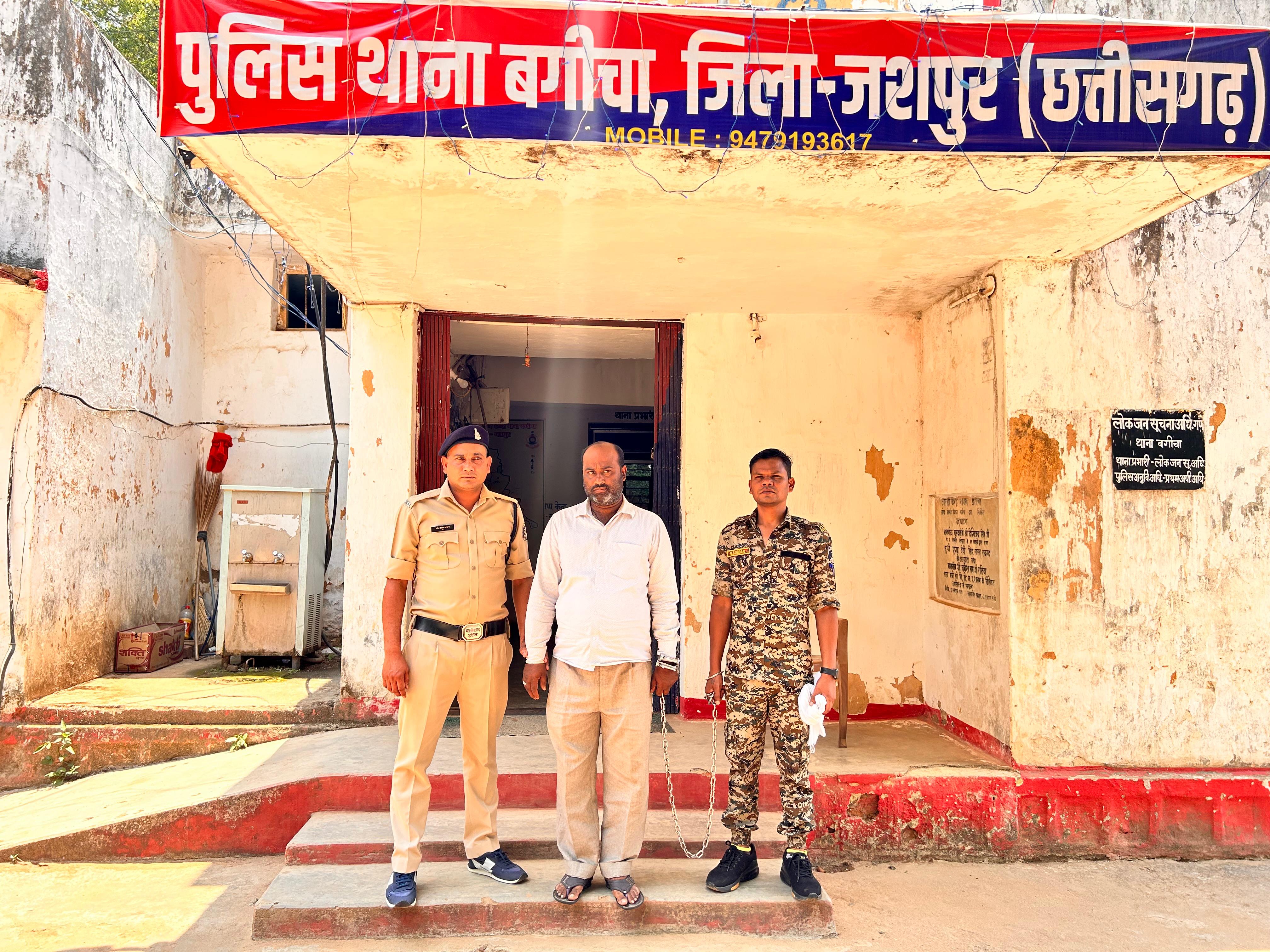 ऑपरेशन अंकुश : देशी कट्टे के नोक पर लूट कर फरार आरोपी को 22 साल बाद जशपुर पुलिस ढूंढ लाई गढ़वा से भेजा जेल......राजनीतिक पहुंच का दे रहा था धौंस,,पुलिस की सख्ती के सामने हुआ बेबस