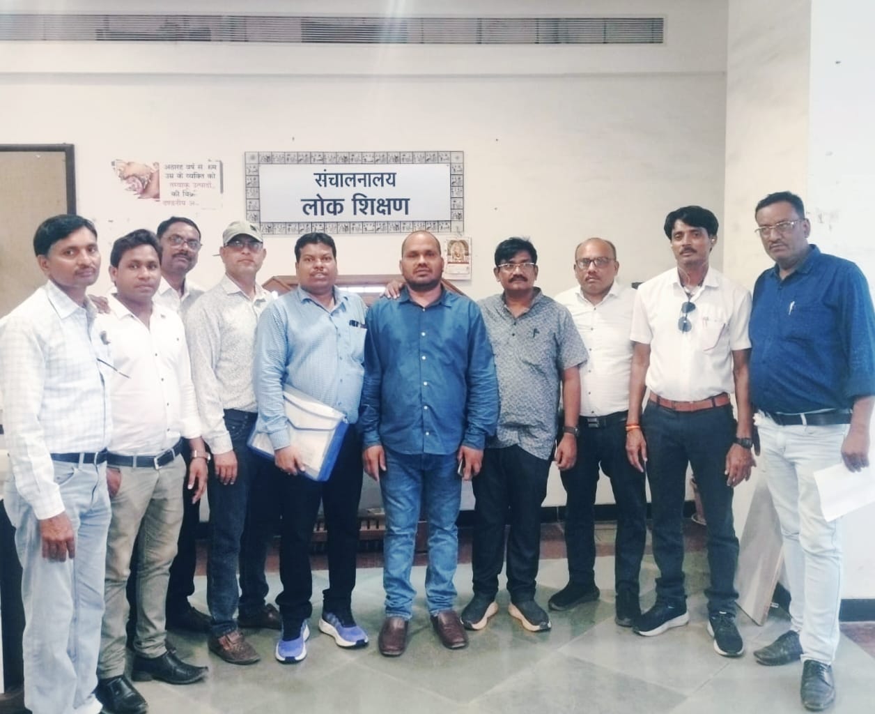 क्रमोन्नति वेतनमान का सबके लिए जनरल आदेश जारी करने, युक्त युक्तिकरण पर तत्काल रोक लगाने, स्थानांतरण पर बैन हटाने सहित विभिन्न मांगों को लेकर शिक्षक मिले मंत्रालयीन अधिकारियों से