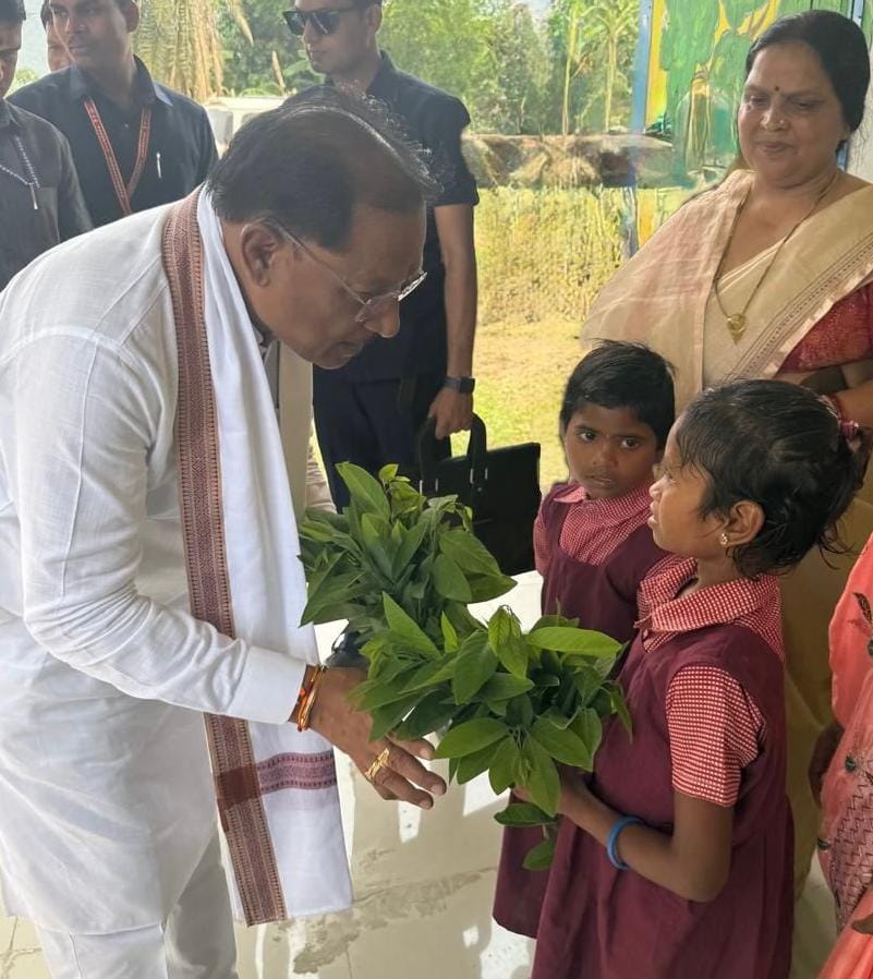 सुशासन तिहार पर मुख्यमंत्री विष्णु देव साय आज छत्तीसगढ़ के अंतिम छोर दंतेवाड़ा के मुलेर में पहुंचे,,,,,इमली पेड़ के छांव में नीचे बैठ चौपाल लगाकर सुनी ग्रामवासियों की समस्या