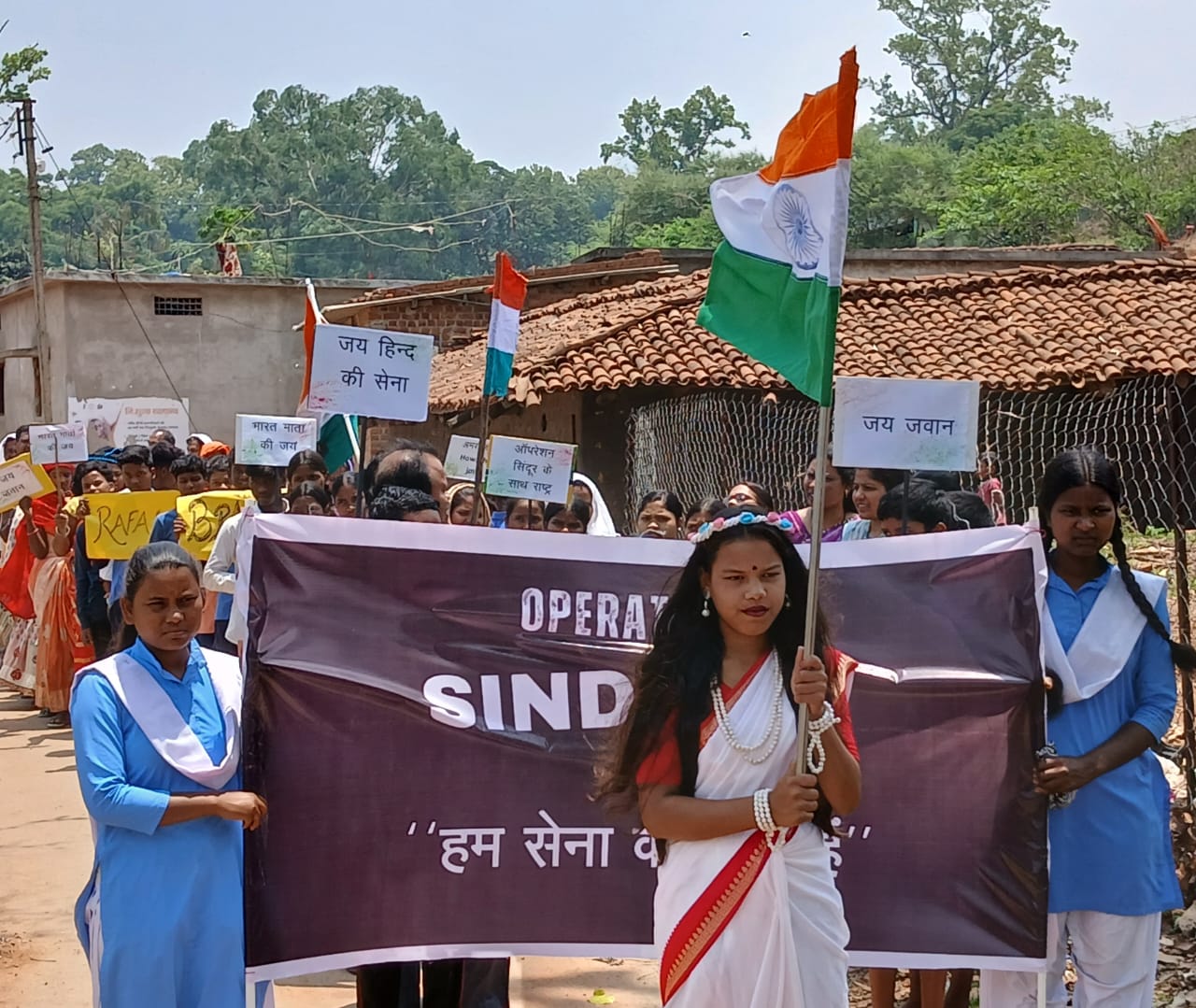 अवधूत भगवान राम की तपोभूमि आदर्श ग्राम सोगडा में भारतीय सेना के सम्मान में निकली तिरंगा यात्रा....उमड़ा जन सैलाब सभी ने एकजुटता और देशभक्ति का दिया संदेश