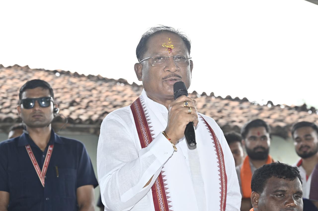 मुख्यमंत्री की चौपाल: जिला कांकेर के ग्राम मांदरी में उतरा सीएम का हेलिकॉप्टर,जनता से संवाद कर योजनाओं का लिया फीड बैक&nbsp;