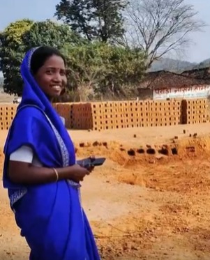 समूह से जुड़ने के बाद सरिता बाई के जीवन में आया बदलाव, ईंट बना कर बेच कर&nbsp;सालाना दो लाख रूपए तक का कर रही है मुनाफा