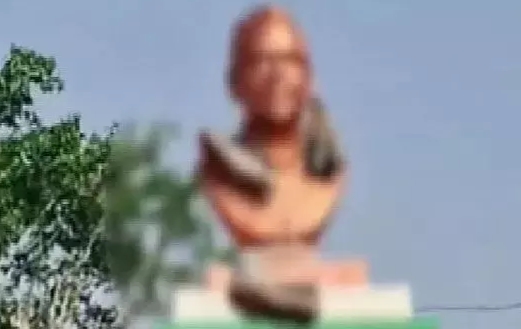 CG Big News : अटल प्रतिमा पर असामाजिक तत्वों का उत्पात..जूतों की पहनाया माला..पढ़ें पूरी खबर