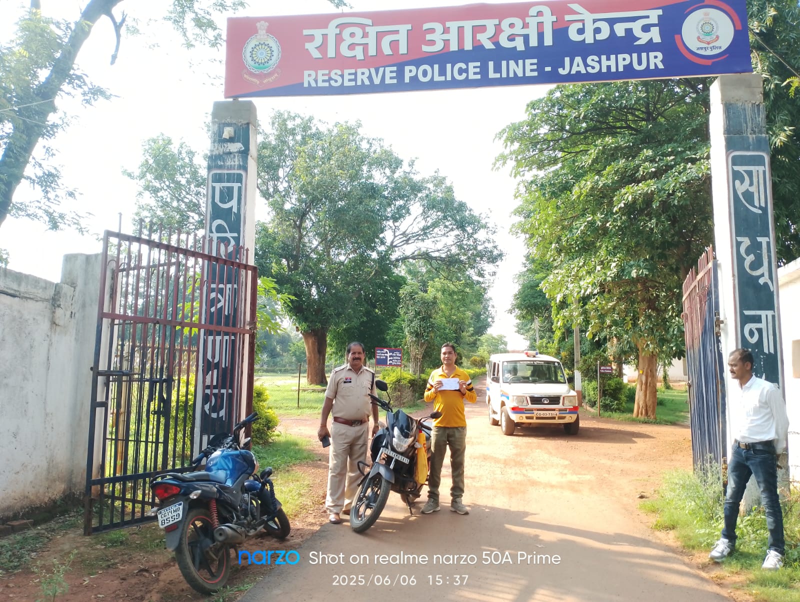 पुलिस ने बिना हेलमेट पहने दोपहिया वाहन चला रहे 12 पुलिसकर्मी का काटा चालान .....पुलिसकर्मी बोले-ऐसी गलती अब नहीं होगी; वरिष्ठ पुलिस अधीक्षक ने कहा- नियम सबके लिए बराबर&nbsp;