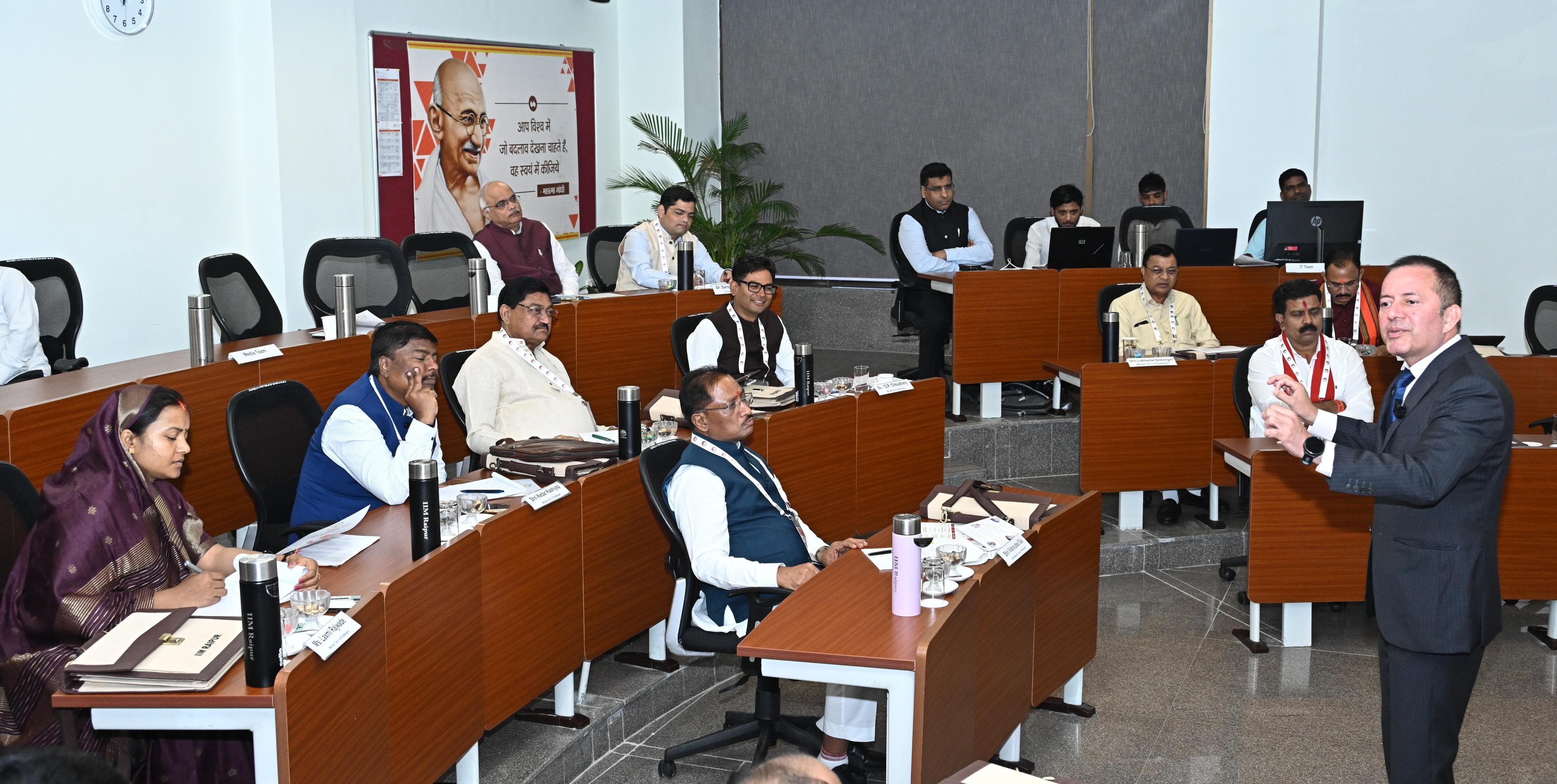 आईआईएम रायपुर के चिंतन शिविर में मंत्रियों ने सीखी सुशासन और नेतृत्व की बारीकियां....नीति-निर्माण का सशक्त मंच : मुख्यमंत्री